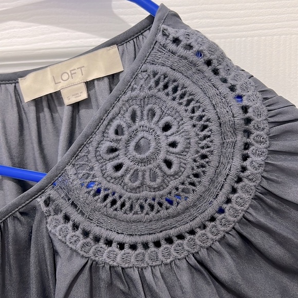 LOFT Lacy Keyhole Blouse/Top - Picture 4 of 6
